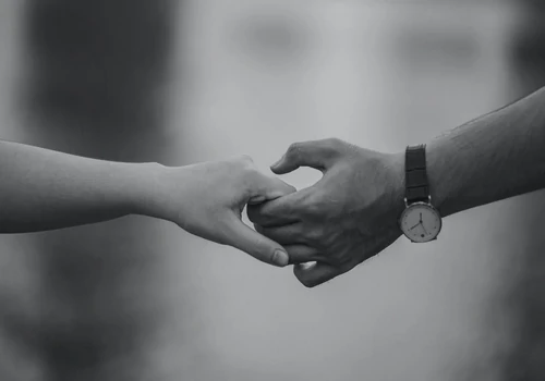 Casal refletindo sobre diálogo, reconciliação e os rumos do casamento