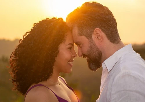 Mulher refletindo sobre diálogo, reconciliação e os rumos do casamento