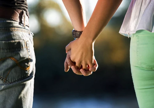 Pessoa refletindo sobre reconciliação, diálogo e equilíbrio emocional em um relacionamento