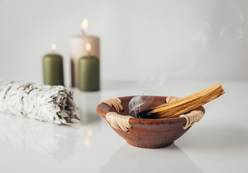 Elementos simbólicos representando simpatia, ritual e consulta espiritual